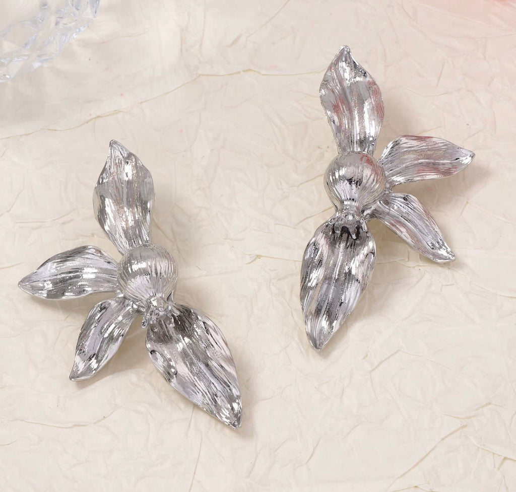 Semi Silver Flower Earrings