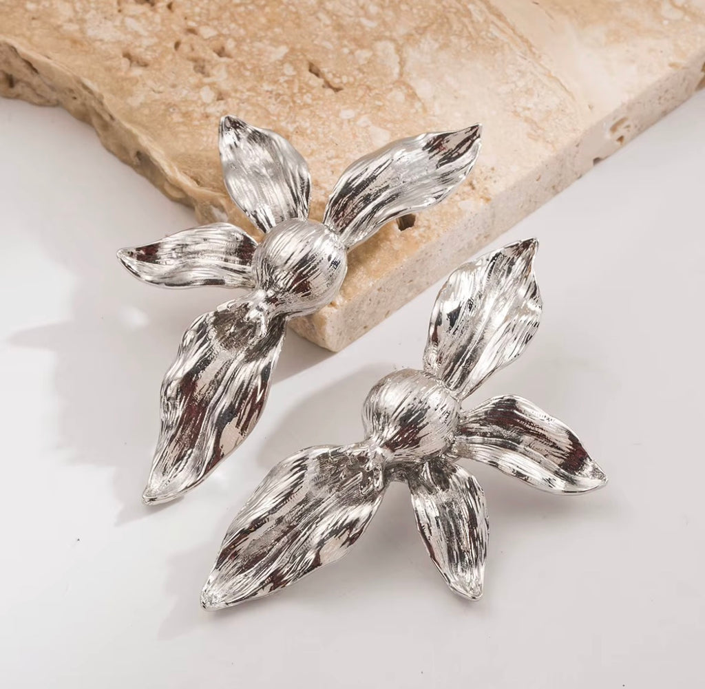 Semi Silver Flower Earrings